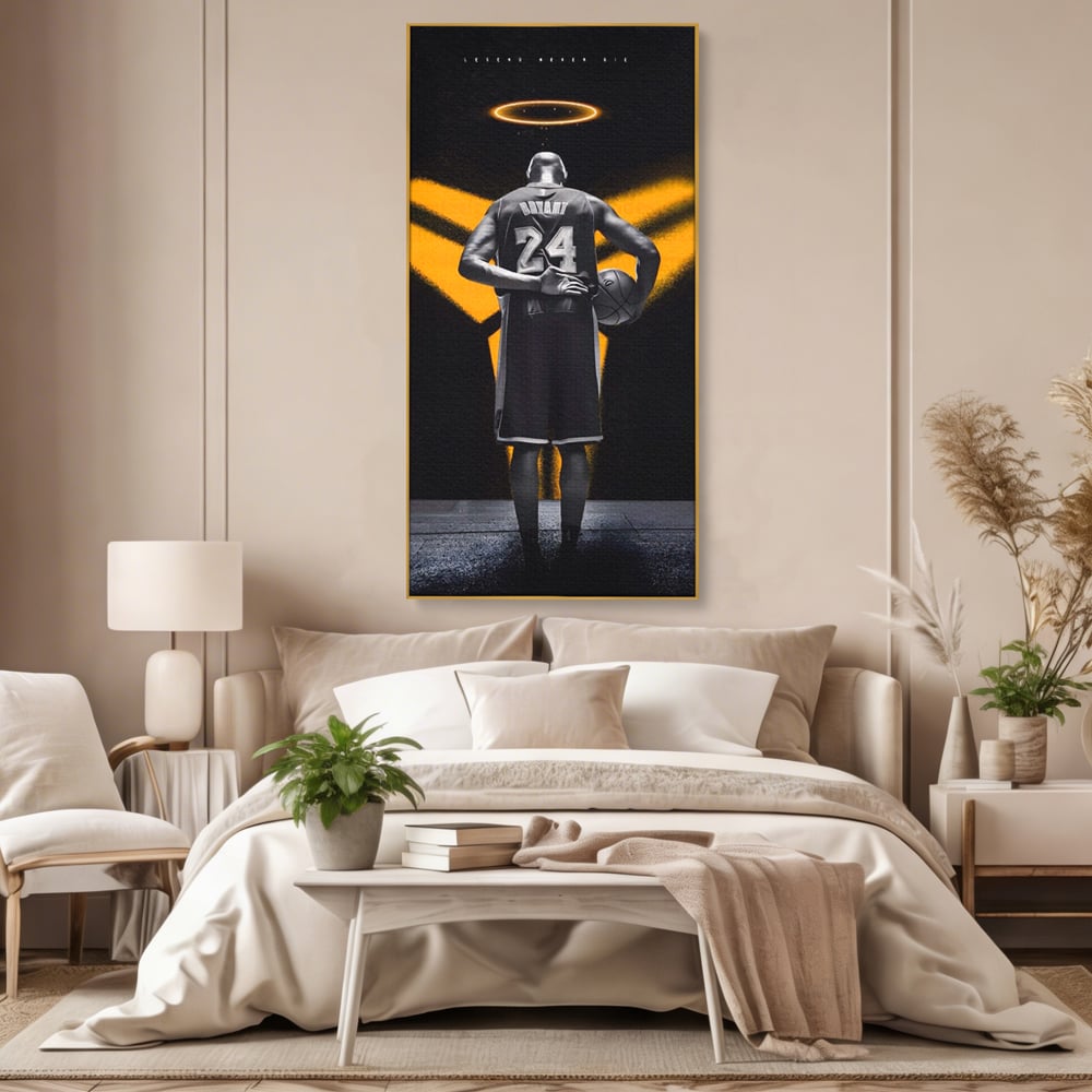 Tablou canvas cu tablou canvas cu baschetbalistul kobe bryant, in rama de aluminiu auriu, pe perete intr-un dormitor